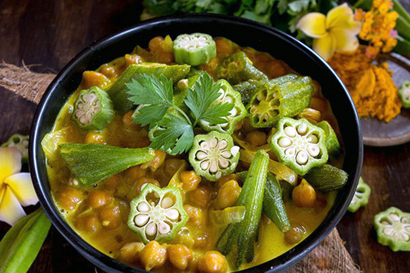 Recette vegan du curry de gombos aux pois chiches et au curcuma.