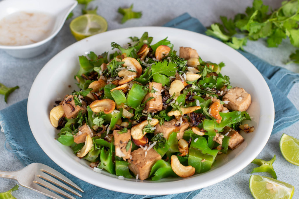 Salade croquante de haricots ailés au tofu doré, une recette vegan.