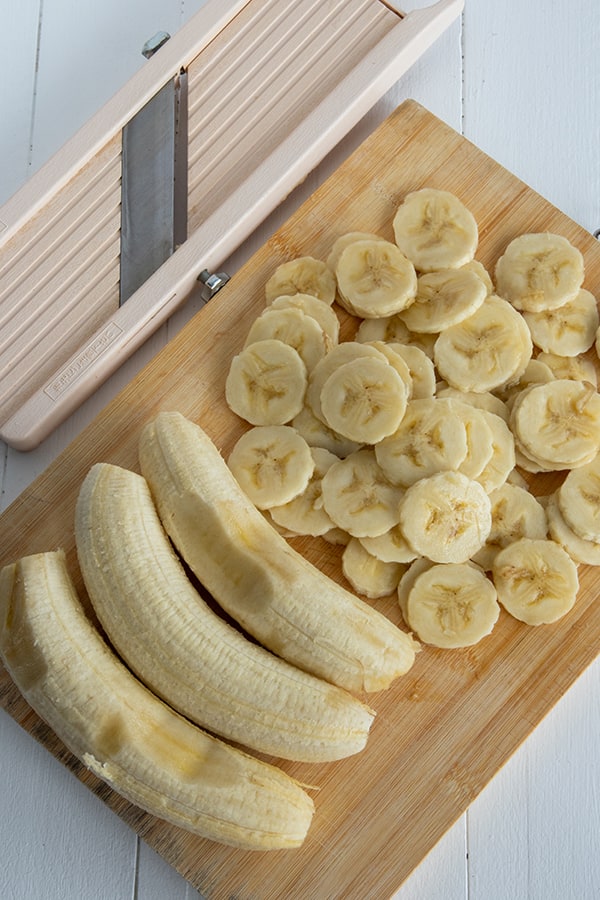 Bananes coupées en rondelles à l'aide d'une mandoline pour les sécher au déshydrateur.